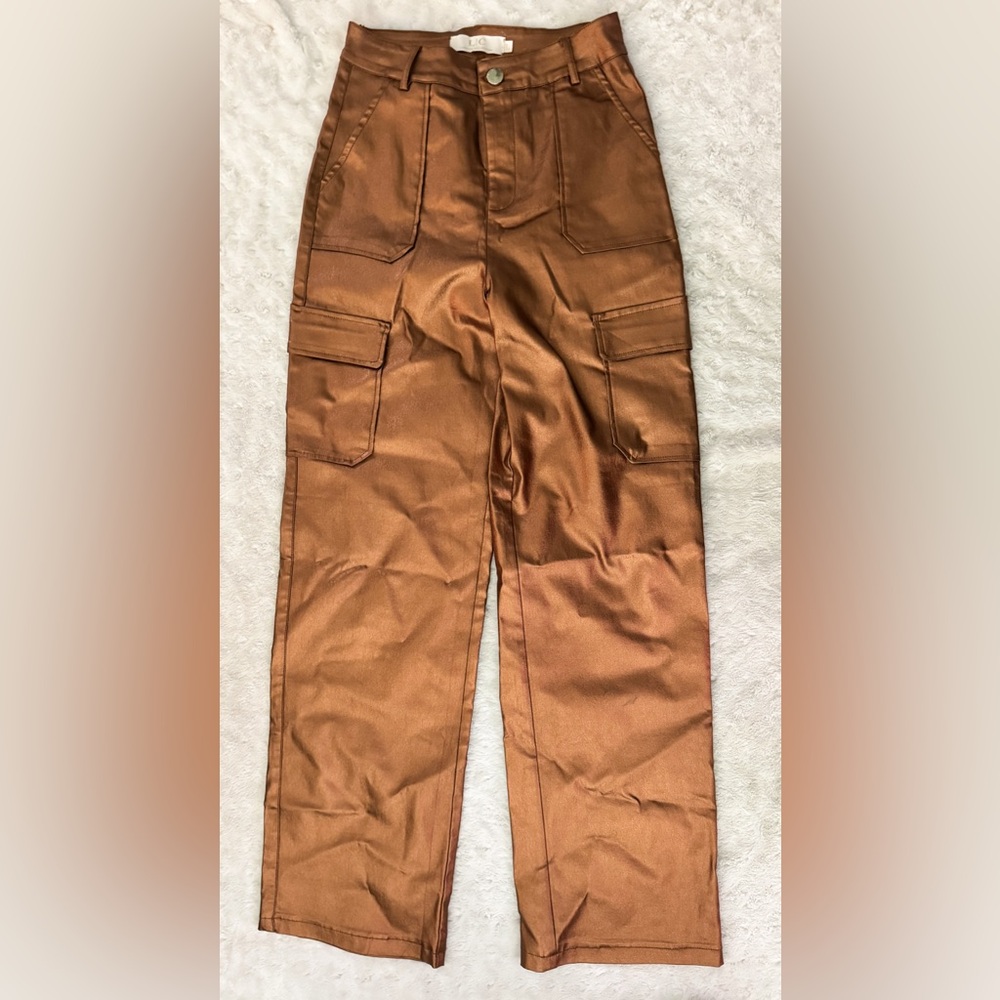 NWOT- L/C Lizette Collection Bronzed Coated High Rise Straight Leg Cargo Pant
